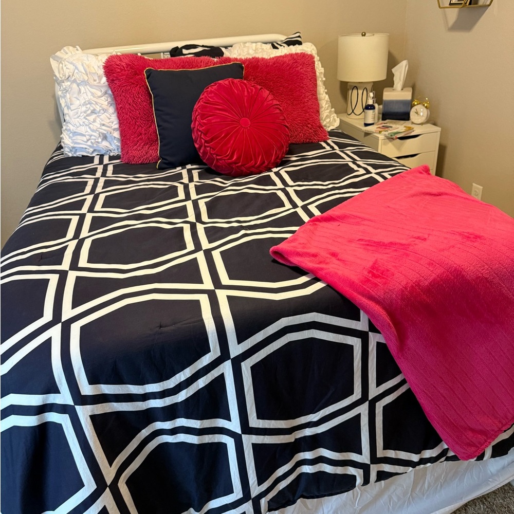 kate spade Navy and white Geometric Comforter